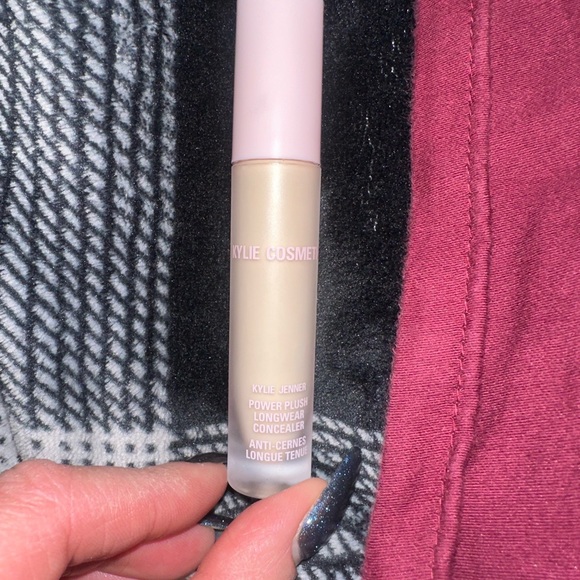 Kylie Cosmetics concealer - Picture 1 of 5